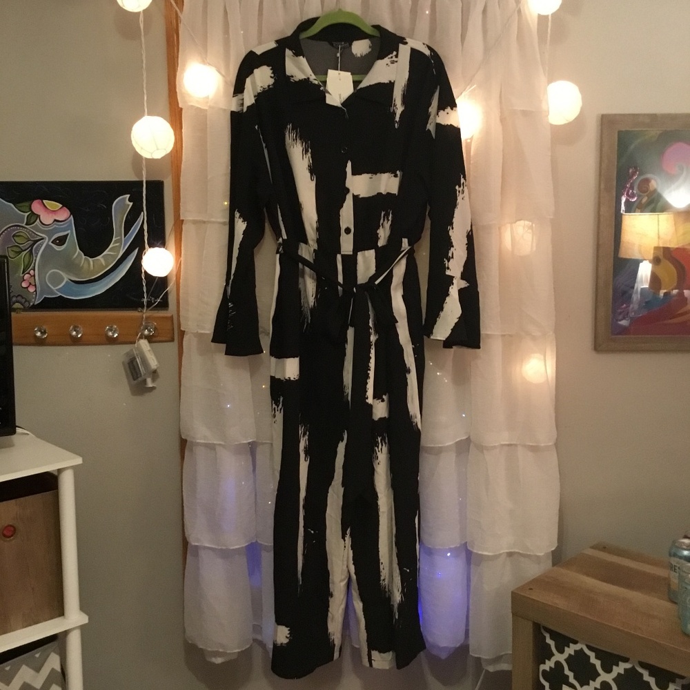 New, BLOOMCHIC BLACK AND WHITE BUTTON FRONT  BRUSHSTROKE JUMPSUIT SIZE US 18-20